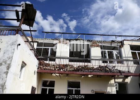 REGION KIEW, UKRAINE - 01. SEPTEMBER 2022 - Ein Kindergarten, der durch russischen Beschuss zerstört wurde, Gemeinde Makariv, Region Kiew, Nord-Zentral-Ukraine. Stockfoto