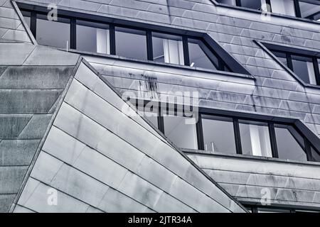 Lüneburg, 22. August 2022: Nahaufnahme der Fassade des Hauptgebäudes der Leufana Universität, Architekt Daniel Libeskind Stockfoto