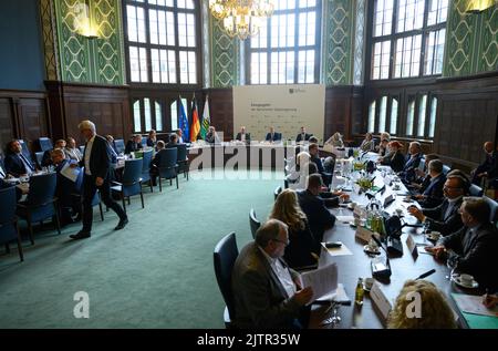 Dresden, Deutschland. 01. September 2022. Die Teilnehmer des Energiegipfels der sächsischen Landesregierung sitzen an ihren Sitzen im sogenannten Bienenstock in der Staatskanzlei. Ziel des Energiegipfels ist es, sich über die aktuelle Situation hinsichtlich der Sicherheit und der Kosten der Energieversorgung sowie über mögliche Maßnahmen zur Bewältigung der Herausforderungen der kommenden Monate auszutauschen. Kredit: Robert Michael/dpa/Alamy Live Nachrichten Stockfoto