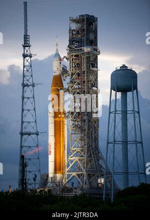 Die NASA-Rakete Space Launch System (SLS) mit der Orion-Sonde an Bord wird bei Sonnenuntergang auf dem mobilen Trägerrakete auf dem Launch Pad 39B gesehen, da die Vorbereitungen für den Start am Mittwoch, den 31. August 2022, im Kennedy Space Center der NASA in Florida fortgesetzt werden. Der Artemis I-Flugtest der NASA ist der erste integrierte Test der Deep-Space-Explorationssysteme der Agentur: Die Raumsonde Orion, die SLS-Rakete und die unterstützenden Bodensysteme. Der Startschuss für den unbemundeten Flugtest ist für den 3. September um 2:17 Uhr EDT vorgesehen. Obligatorische Gutschrift: Joel Kowsky/NASA über CNP /MediaPunch Stockfoto