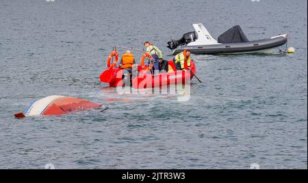 Lokaler Hafenmeister entfernt versunkene Yacht und schleppt sie vom Festmachen mit Waly Boat weg Stockfoto