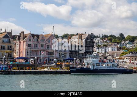 Die Fähre von Dartmouth Castle legt am Kai in Dartmouth Harbour fest. Stockfoto