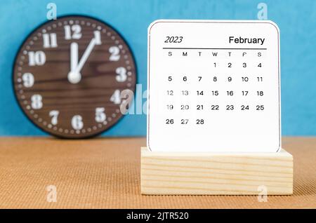 Februar 2023 Monatskalender für 2023 Jahr auf Holztisch. Stockfoto