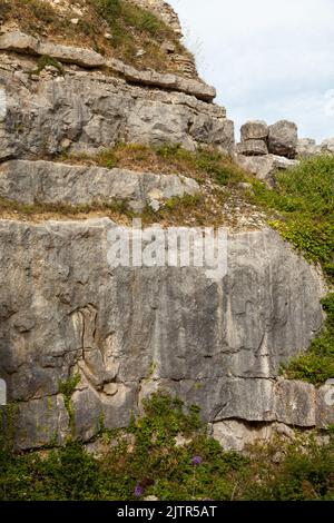 The Falling man von Antony Gormley im Tout Quarry Park, Dorset Stockfoto