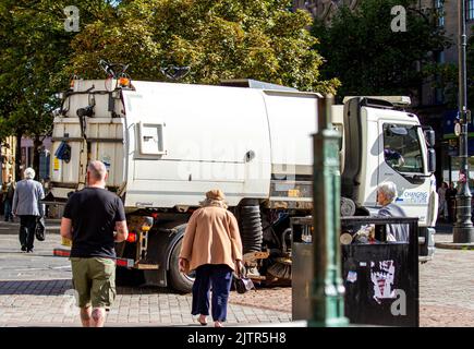 Dundee, Tayside, Schottland, Großbritannien. 1. September 2022. UK News: Der Streik der bin-Arbeiter des Stadtrats von Dundee endet heute für eine sechstägige Säuberung, bevor sie ihre Streikaktion vom 6.. Bis 13.. September wieder aufnehmen. Straßenkehrmaschinen und Müllmänner mit Müllwagen säubern allmählich die vermüllten Straßen im Stadtzentrum von Dundee. Kredit: Dundee Photographics/Alamy Live Nachrichten Stockfoto