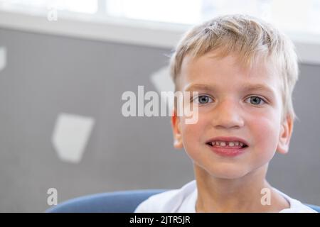 Das Konzept des Sprachlernens. Porträt eines kleinen Jungen, der mit seiner Zunge Übungen macht, um die Aussprache zu Hause richtig zu machen. Logopädische Übungen mit l Stockfoto