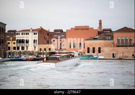 Venedig, Italien - 28. Oktober 2021: Taxiboot auf einem Kanal in Murano, bewölktes Herbstwetter, Miniatureffekt Stockfoto