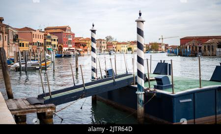 Venedig, Italien - 28. Oktober 2021: Kanal in Murano an einem bewölkten Herbsttag Stockfoto