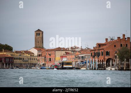 Venedig, Italien - 28. Oktober 2021: Kanal in Murano an einem bewölkten Herbsttag, Campanile, Vaporetto Stockfoto