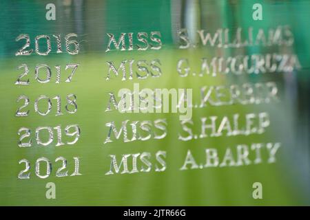 Namen von Wimbledon Women's Singles Champions auf der Siegertrophäe – der Venus Rosewater Dish – wurden eingraviert und 2022 Jahre lang aufgrund der Pandemie vermisst Stockfoto