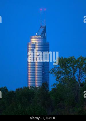 Wien, Österreich - 13. August 2022: Milleniumstower an einem klaren Morgen im Sommer, Sonnenaufgang, blaue Stunde Stockfoto