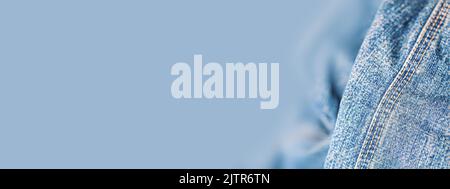Ein Denium blau jean Nahaufnahme, Banner mit Platz für Text. Ansicht von alten Jeans-Details. Denim-Hintergrund, Textur Stockfoto