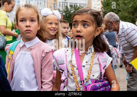 Odessa, Ukraine. 01. September 2022. Die Kinder warten am Eröffnungstag des Schuljahres in einem berühmten Schwarzmeerresort in Odessa auf den Eintritt in ihre Schule. Die Kinder kommen wieder in die Schule, da das Land 6 Monate nach der russischen Invasion übertrifft. Nur die Schulen, die Bombenschutzräume retten müssen, werden geöffnet. Nur ein kleiner Prozentsatz der Kinder in der Region Odessa geht physisch zurück in die Schule, die meisten Kinder werden weiterhin online lernen. Kredit: SOPA Images Limited/Alamy Live Nachrichten Stockfoto