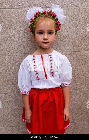 Odessa, Ukraine. 01. September 2022. Ein Mädchen besucht den Eröffnungstag des Schuljahres in einem berühmten Schwarzmeerresort in Odessa. Die Kinder kommen wieder in die Schule, da das Land 6 Monate nach der russischen Invasion übertrifft. Nur die Schulen, die Bombenschutzräume retten müssen, werden geöffnet. Nur ein kleiner Prozentsatz der Kinder in der Region Odessa geht physisch zurück in die Schule, die meisten Kinder werden weiterhin online lernen. Kredit: SOPA Images Limited/Alamy Live Nachrichten Stockfoto