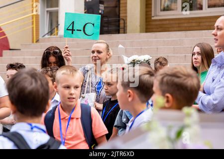 Odessa, Ukraine. 01. September 2022. Kinder warten mit Lehrern, um ihre Schule während des Eröffnungstages des Schuljahres in einem berühmten Schwarzmeerresort in Odessa zu betreten. Die Kinder kommen wieder in die Schule, da das Land 6 Monate nach der russischen Invasion übertrifft. Nur die Schulen, die Bombenschutzräume retten müssen, werden geöffnet. Nur ein kleiner Prozentsatz der Kinder in der Region Odessa geht physisch zurück in die Schule, die meisten Kinder werden weiterhin online lernen. Kredit: SOPA Images Limited/Alamy Live Nachrichten Stockfoto