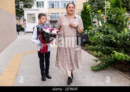 Odessa, Ukraine. 01. September 2022. Ein Junge und seine Mutter besuchen den Eröffnungstag des Schuljahres in einem berühmten Schwarzmeerresort in Odessa. Die Kinder kommen wieder in die Schule, da das Land 6 Monate nach der russischen Invasion übertrifft. Nur die Schulen, die Bombenschutzräume retten müssen, werden geöffnet. Nur ein kleiner Prozentsatz der Kinder in der Region Odessa geht physisch zurück in die Schule, die meisten Kinder werden weiterhin online lernen. Kredit: SOPA Images Limited/Alamy Live Nachrichten Stockfoto