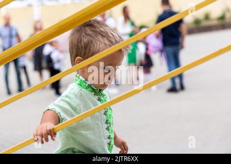 Odessa, Ukraine. 01. September 2022. Ein Junge besucht den Eröffnungstag des Schuljahres in einem berühmten Schwarzmeerresort in Odessa. Die Kinder kommen wieder in die Schule, da das Land 6 Monate nach der russischen Invasion übertrifft. Nur die Schulen, die Bombenschutzräume retten müssen, werden geöffnet. Nur ein kleiner Prozentsatz der Kinder in der Region Odessa geht physisch zurück in die Schule, die meisten Kinder werden weiterhin online lernen. Kredit: SOPA Images Limited/Alamy Live Nachrichten Stockfoto