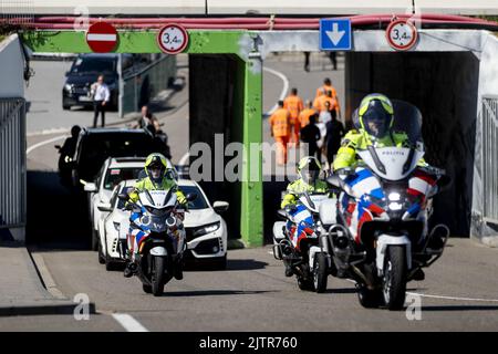 ZANDVOORT - Max Verstappen (Red Bull Racing) kommt im Vorfeld des Großen Preises der Niederlande F1 unter Polizeieskorte im Fahrerlager an. KOEN VAN WEEL Stockfoto