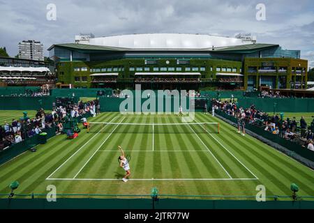 Allgemeine Ansichten von Ylena in-Albon und Alison Riske auf Platz 10 bei den Meisterschaften 2022. Im All England Lawn Tennis Club, Wimbledon. Stockfoto