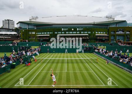 Allgemeine Ansichten von Ylena in-Albon und Alison Riske auf Platz 10 bei den Meisterschaften 2022. Im All England Lawn Tennis Club, Wimbledon. Stockfoto