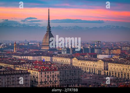 Turin, Piemont, Italien Skyline mit der Mole Antoneliana in der Abenddämmerung. Stockfoto