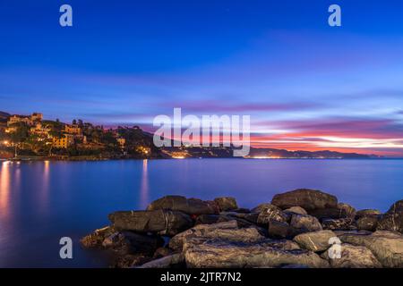 Die Küste von Santa Margherita Ligure, Italien im Morgengrauen. Stockfoto
