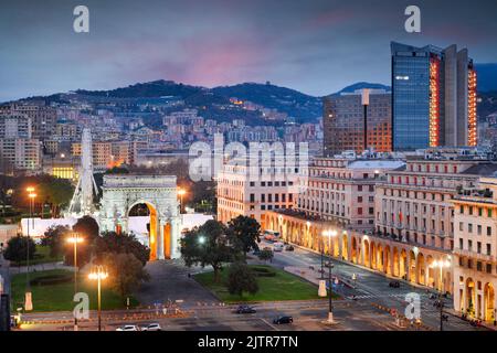 Genua, Italien mit Piazza della Vittoria in der Dämmerung. Stockfoto