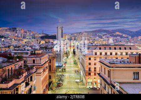 Genua, Italien Stadtbild bei Dämmerung über der Brigata Liguria Street. Stockfoto