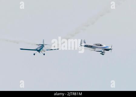 Bournemouth, Dorset, Großbritannien. 1.. September 2022. The Firebirds, die am ersten Tag des Bournemouth Air Festivals in Bournemouth in Dorset eine Ausstellung zeigen. Bildnachweis: Graham Hunt/Alamy Live News Stockfoto