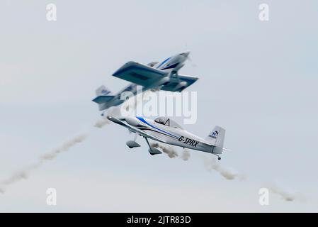 Bournemouth, Dorset, Großbritannien. 1.. September 2022. The Firebirds, die am ersten Tag des Bournemouth Air Festivals in Bournemouth in Dorset eine Ausstellung zeigen. Bildnachweis: Graham Hunt/Alamy Live News Stockfoto