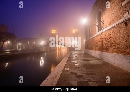 Venedig, Italien an einem nebligen Morgen im venezianischen Arsenal. Stockfoto