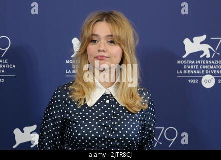 Venedig, Italien, 1.. September 2022, Aimee Lou Wood bei der Fotozelle für den Film Leben beim Filmfestival Venedig 79. in Italien. Quelle: Doreen Kennedy/Alamy Live News Stockfoto