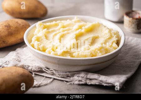Gestampften Kartoffeln in Schale Stockfoto