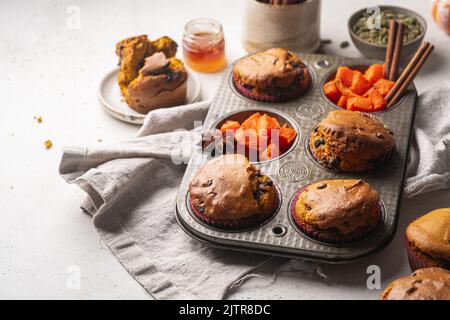 Würzige Kürbismuffins Stockfoto