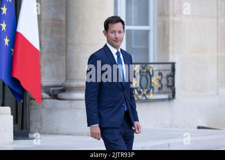 Francois-Xavier Bellamy, Mitglied des Europäischen Parlaments, verlässt das Amt nach der Rede des französischen Präsidenten während der jährlichen Botschafterkonferenz von Frankreich am 1. September 2022 im Präsidentenpalast Elysee in Paris. Foto von Raphael Lafargue/ABACAPRESS.COM Stockfoto