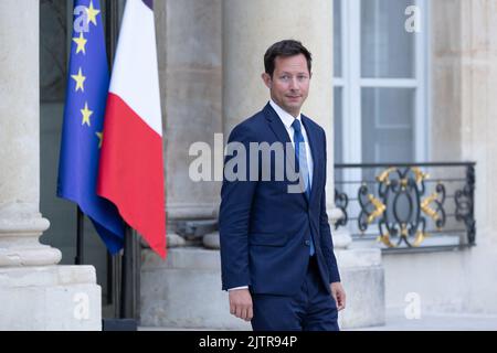 Francois-Xavier Bellamy, Mitglied des Europäischen Parlaments, verlässt das Amt nach der Rede des französischen Präsidenten während der jährlichen Botschafterkonferenz von Frankreich am 1. September 2022 im Präsidentenpalast Elysee in Paris. Foto von Raphael Lafargue/ABACAPRESS.COM Stockfoto