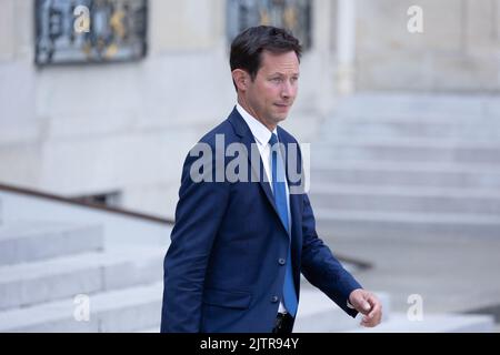 Francois-Xavier Bellamy, Mitglied des Europäischen Parlaments, verlässt das Amt nach der Rede des französischen Präsidenten während der jährlichen Botschafterkonferenz von Frankreich am 1. September 2022 im Präsidentenpalast Elysee in Paris. Foto von Raphael Lafargue/ABACAPRESS.COM Stockfoto