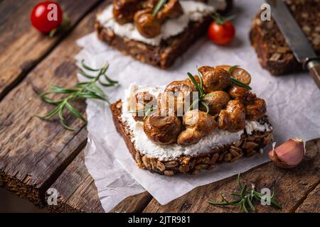 Toast mit Frischkäse und Pilzen Stockfoto