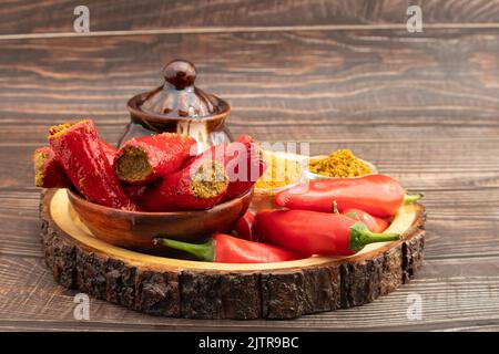 Traditionelle Hausgemachte Rote Chilischote Auch Bekannt Als Moti Teekhi Lal Mirch Ka Bharwa Bharua Achar Gefüllt Mit Grob Gepuderten Masala Gewürzen Stockfoto