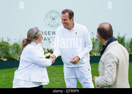 Greg Rusedski spricht mit Gästen im Rosewater Pavilion im Wimbledon Park bei den Championships 2022. Statt im Wimbledon Park, Wimbledon. Stockfoto