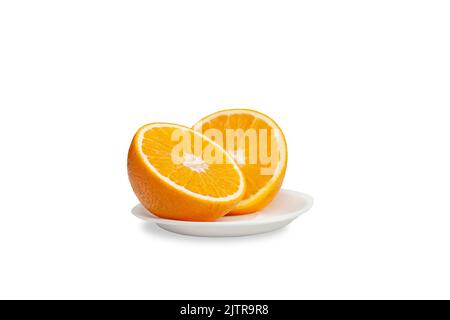Halb geschnitten orange auf einer Untertasse isoliert auf weißem Hintergrund Stockfoto