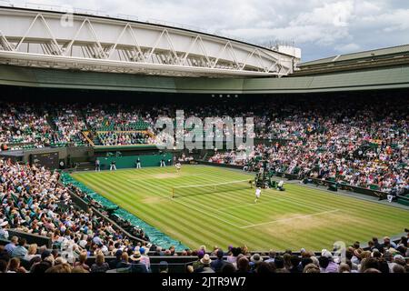 Jannik Sinnerin aus Italien und Carlos Alcaraz aus Spanien auf dem Center Court während des vierten Männerkampfs bei den Wimbledon Championships 2022 Stockfoto