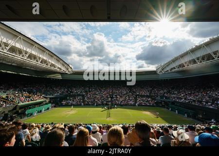 Jannik Sinnerin aus Italien und Carlos Alcaraz aus Spanien auf dem Center Court während des vierten Männerkampfs bei den Wimbledon Championships 2022 Stockfoto