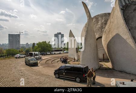 Kiew, Ukraine, am 01. September 2022: Feierliche Beerdigung des ukrainischen Soldaten des Asowschen Regiments, der im April starb, als er Mariupol vor der russischen Invasion verteidigte. Krematorium auf dem Friedhof von Baikove. Erst kürzlich wurden die Überreste eines Soldaten an seine Eltern übergeben. Stockfoto