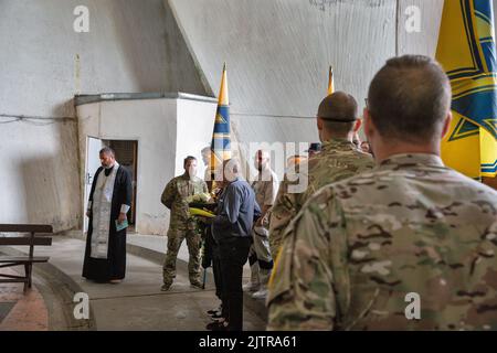 Kiew, Ukraine, am 01. September 2022: Feierliche Beerdigung des ukrainischen Soldaten des Asowschen Regiments, der im April starb, als er Mariupol vor der russischen Invasion verteidigte. Krematorium auf dem Friedhof von Baikove. Erst kürzlich wurden die Überreste eines Soldaten an seine Eltern übergeben. Stockfoto