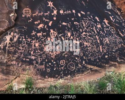 Petroglyphen bei Newspaper Rock sind geschützte Artefakte der Ureinwohner Amerikas, San Juan County, Utah Stockfoto