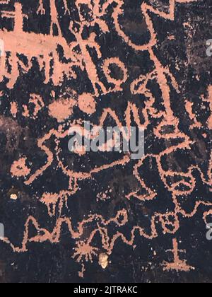 Petroglyphen bei Newspaper Rock sind geschützte Artefakte der Ureinwohner Amerikas, San Juan County, Utah Stockfoto