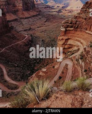 Der Shafer Trail ist eine unbefestigte Straße, die unmögliche Steigungen hoch- oder hinunterführt und vom Canyonlands National Park bis nördlich von Moab, Utah, führt. Stockfoto