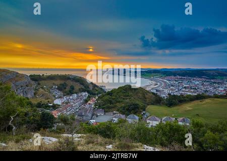 Sonnenaufgang über der Bucht von Llandudno, Nordwales, aufgenommen von der Great Orme. Stockfoto