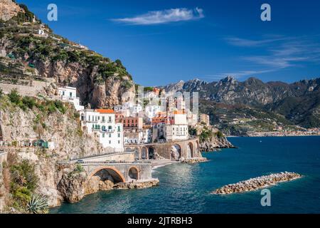 Atrani, Italien entlang der schönen Amalfiküste am Nachmittag. Stockfoto